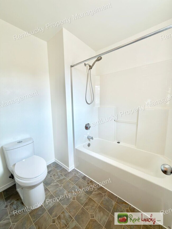 Building Photo - Beautiful 4 Bedroom Home in Lakeland Hills! High Ceilings, Natural Light, and Generous Layout!
