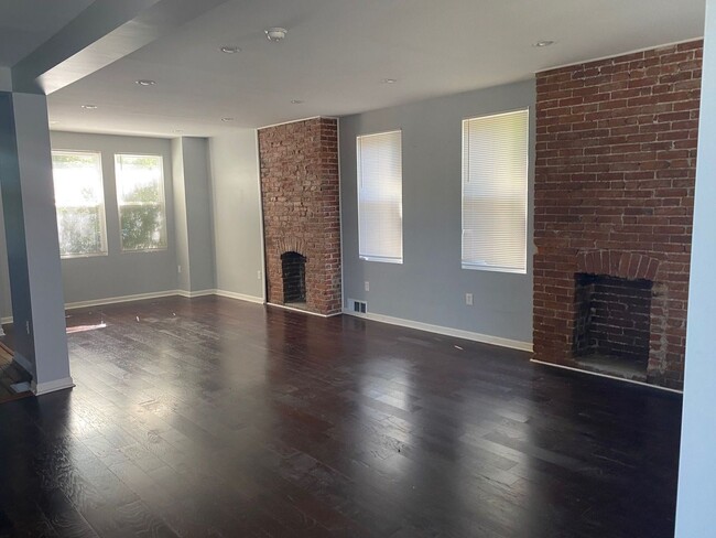 Building Photo - Spacious 4BD 2BA House in Beechview