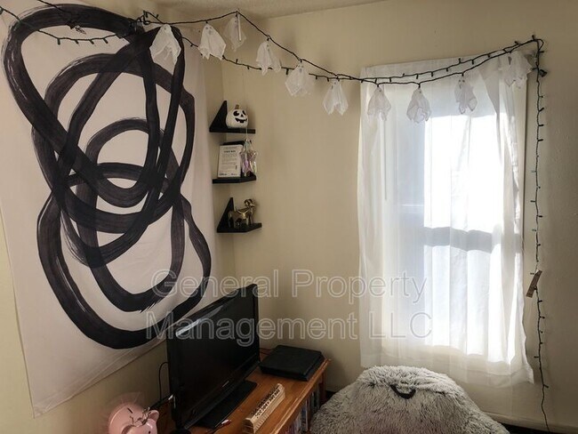 Building Photo - 3 bedroom 1 bathroom on Water street and n...
