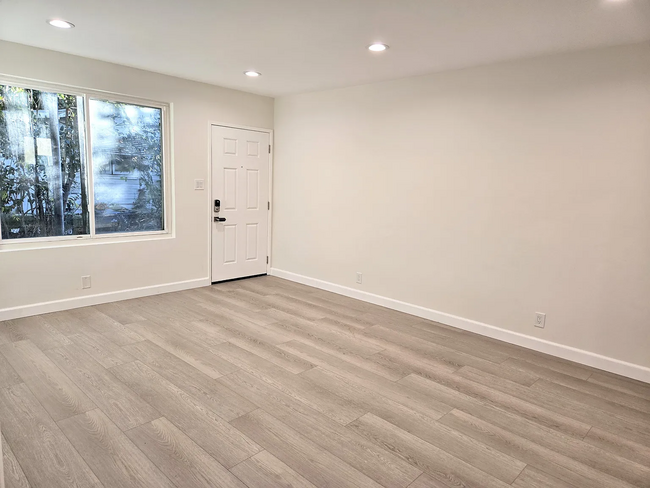 Building Photo - Newly Renovated 1Bed 1Bath