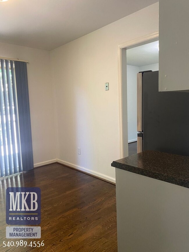 Building Photo - 4 Bedrooms, 2.5 Baths, Split Foyer, Locate...
