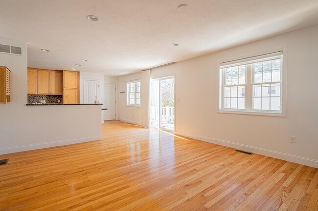 Building Photo - 5 Lowther Pl