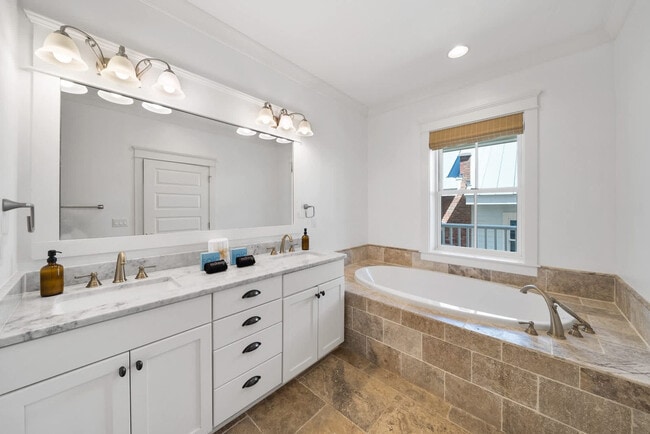 Building Photo - 49 Pleasant St