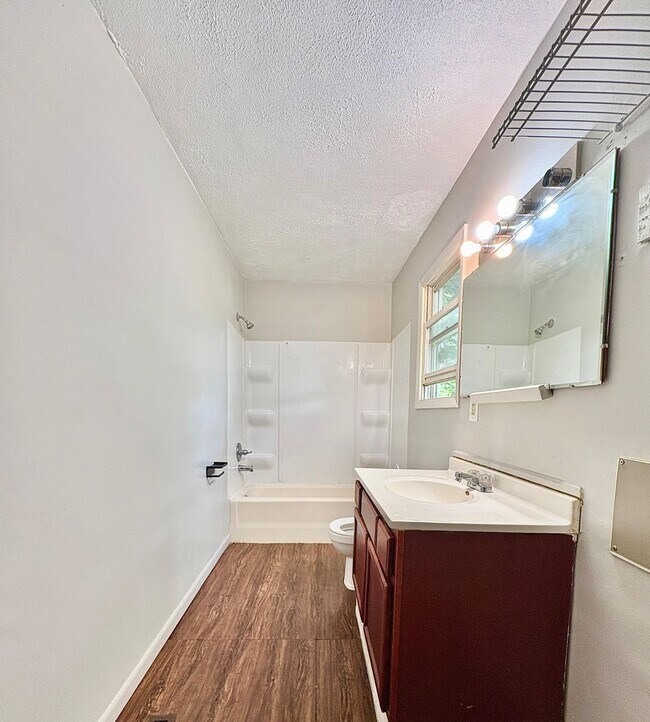 Building Photo - 1335 E Dubail Ave