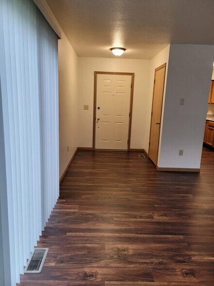 Foyer - 119 W Meade Ave