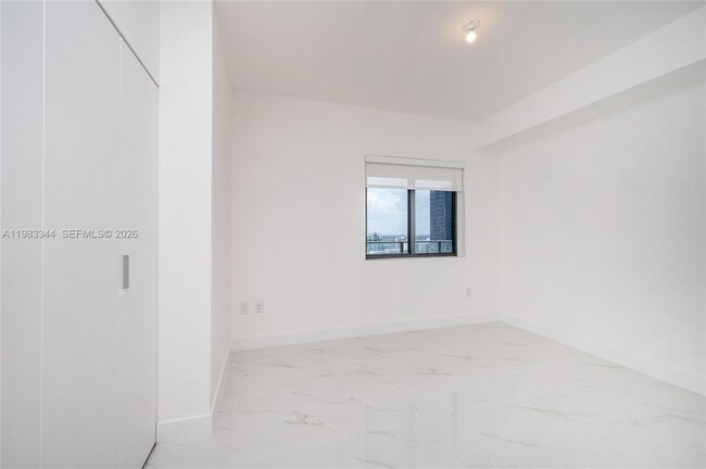 Building Photo - 700 NE 24th St