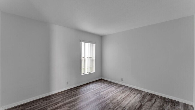 Building Photo - Waterfront home for RENT! 4 bed/2.5 bath