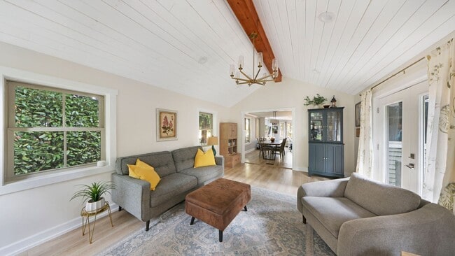Building Photo - 3 Bed 2.5 Bath - Exceptional Condition - P...