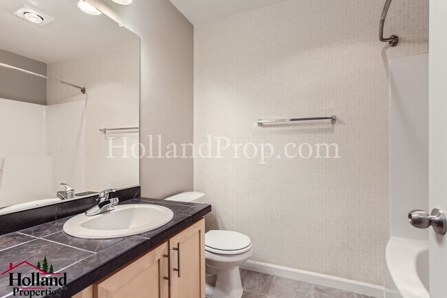 Building Photo - Great Condo W/ Garage NW Portland!!! *** 1...