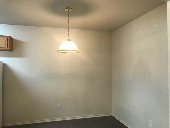 Building Photo - 2809 Alma Dr