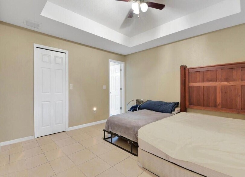 Master bedroom the inside with the closet you see does the walk-in closet in the bathroom door - 224 Homer Ave S