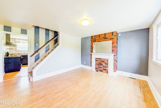 Building Photo - 4 br, 1 bath House - 1008 East Warrington ...