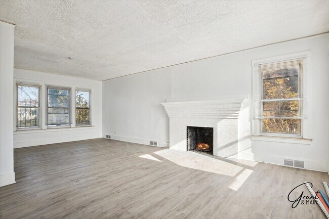 Building Photo - 4 Bedroom newly renovated $1475