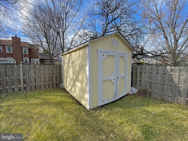 Building Photo - 7 N Hill Dr