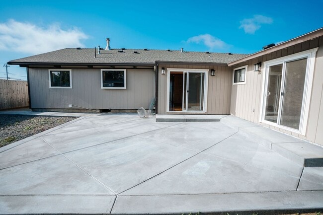 Building Photo - Single Family Home in Mckinleyville!