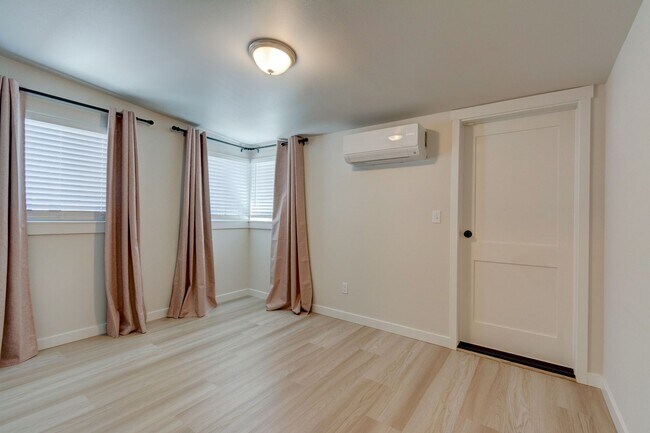 Building Photo - 2 Bedroom Luxury New Construction Cottage - Standalone Alone Home - Location Location Location