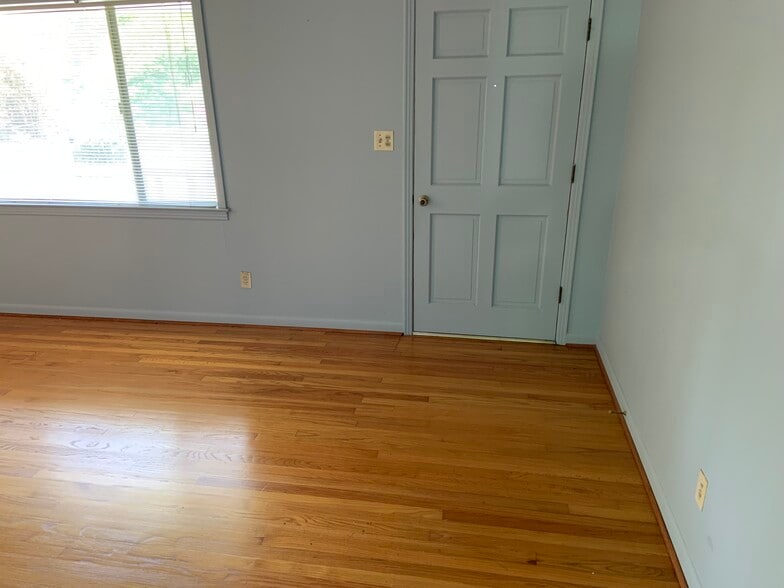 Building Photo - 56 Meadowlane Dr