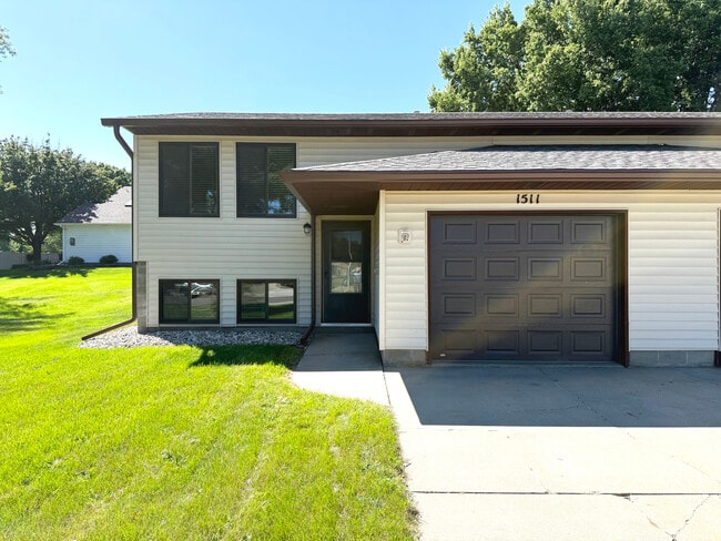 Building Photo - 1505 E Cedar Cir