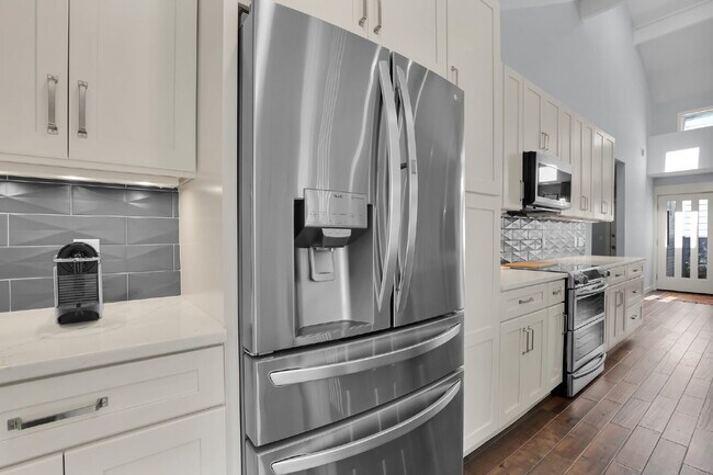 Building Photo - "Coastal Comfort Awaits: Spacious 3-Bed, 3-Bath Furnished Retreat in Moss Creek on the Marsh!"