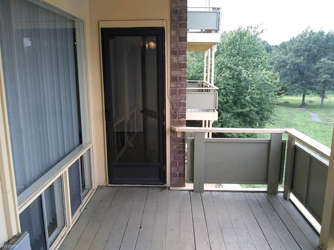 Building Photo - 3 br, 1.5 bath Condo - 7244 Donnell Pl Apt C2