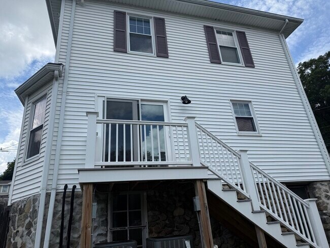 Building Photo - 13 Echo Ave