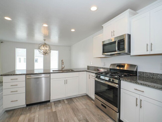 Building Photo - 3 Bedroom, 2.5 Bathroom Riverton Town Home