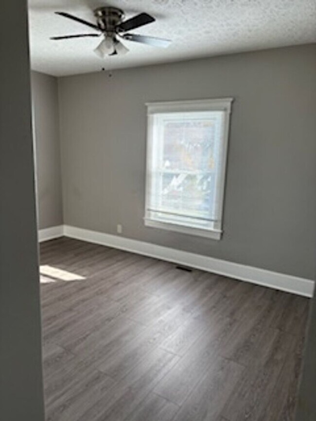 Building Photo - 2 Bedroom 1 Bathroom Home Available Now