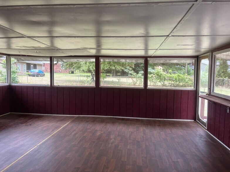Building Photo - 2072 Hillcrest Ave
