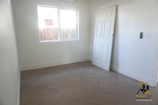 Building Photo - 125 B St