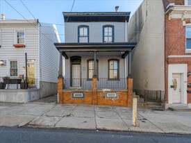 Building Photo - 415 Leverington Ave