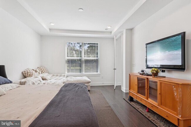 Building Photo - 2 Dogleg Ln