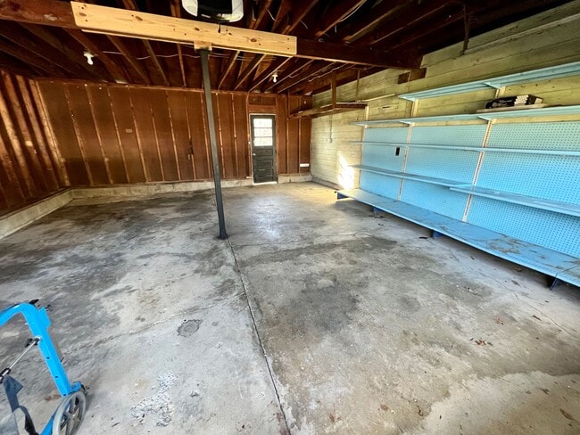 Building Photo - Massive Space! 4 Bedrooms 2 Bathrooms - Cr...
