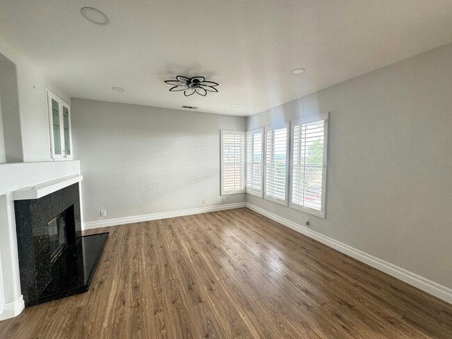 Building Photo - 4 Pastora