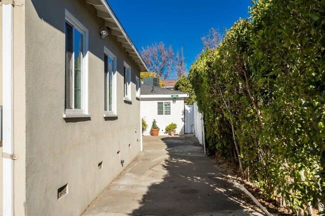 Building Photo - Beautifully remodeled 2 bedroom home