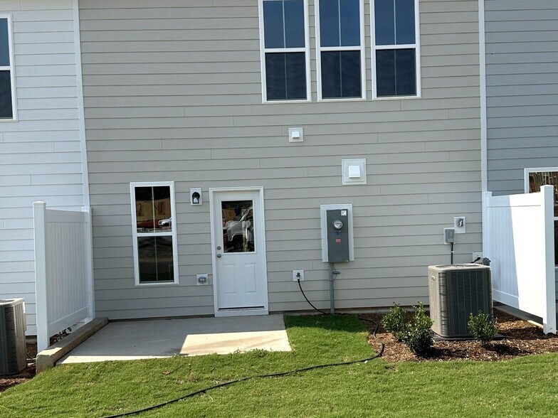 Building Photo - 556 Glen Clova Dr