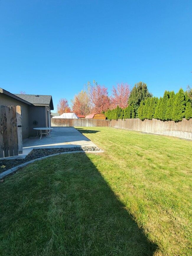 Building Photo - Beautiful West Richland Home