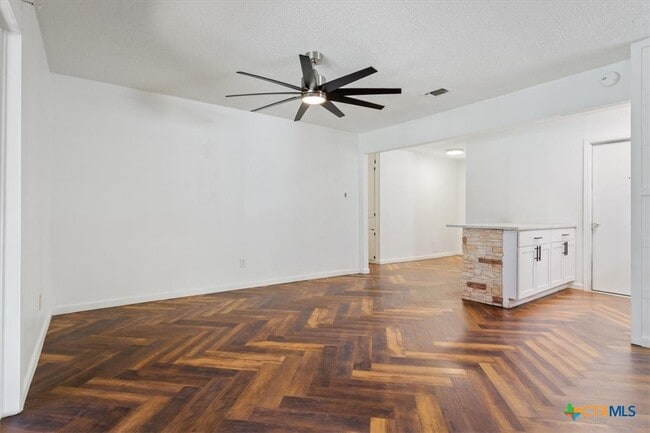 Building Photo - 907 Willow Brk St