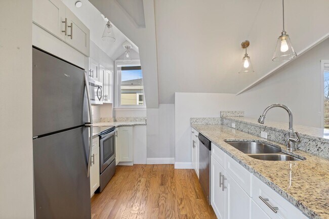 Building Photo - 303 Islington St