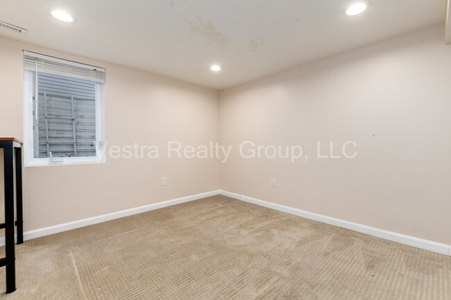 Building Photo - 1560 Ulster St