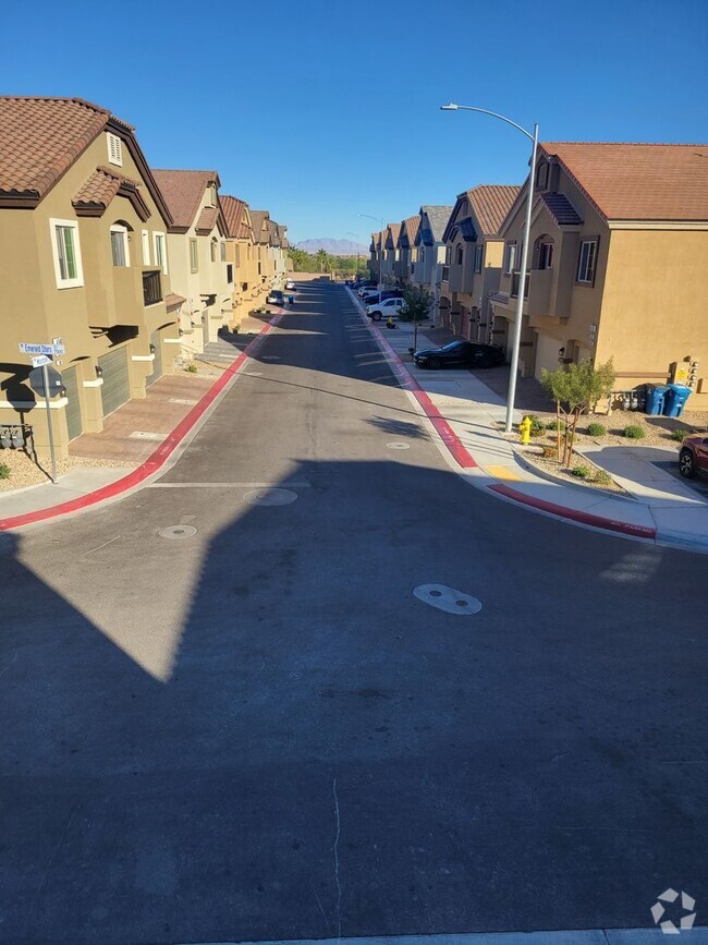 Building Photo - 2 Bed, 2 Bath Townhome in N. Las Vegas!