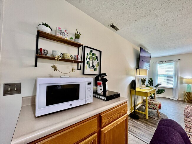 Building Photo - Fully furnished rental home for Corporate housing or insurance stays