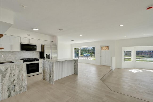 Building Photo - 4200 NE 15th Ave