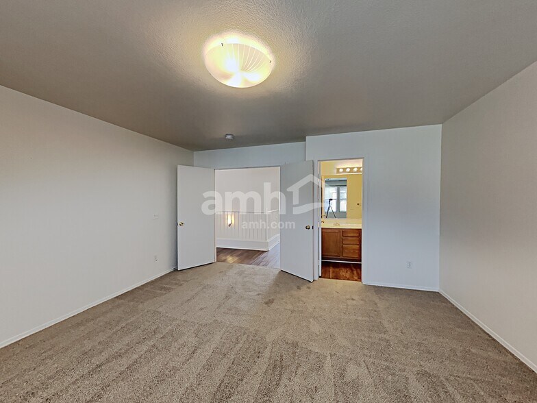 Building Photo - 5030 E Dale Ln