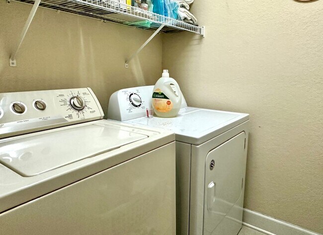 Building Photo - MUST SEE!! 3 bed/2 Bath Town Home! Close to Everything!