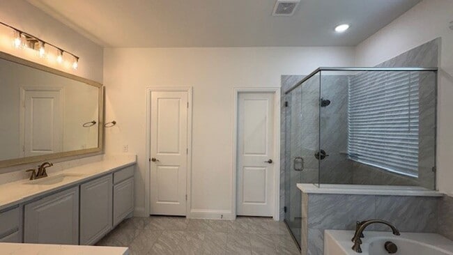 Building Photo - 2 Story Luxury 5 Bedroom Home !!