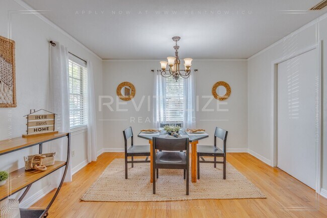 Building Photo - 3 Bed 2 Bath Gem in Midtown Mobile!!