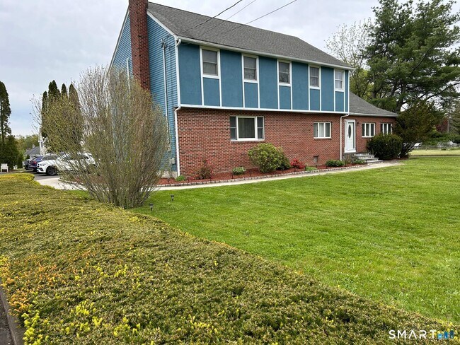 Building Photo - 890 Daniels Farm Rd