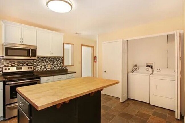 Building Photo - Charming, remodeled 3-Bed/1-Bath Parchment ranch style home with enclosed yard and garage