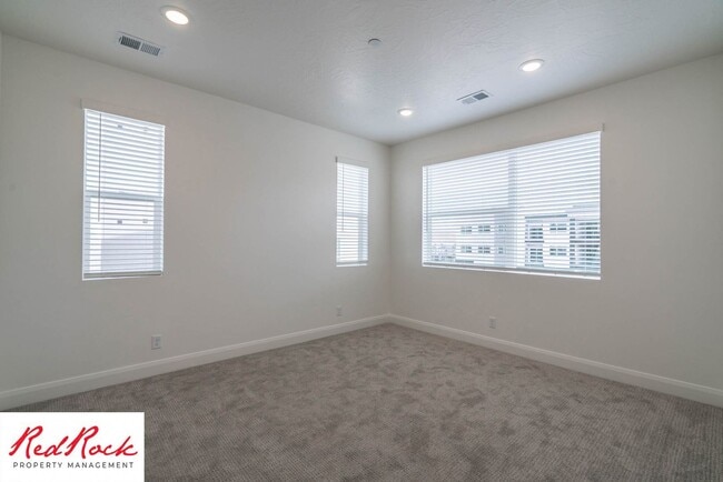 Building Photo - Spacious 3 Bedroom Unit in Desert Color Wi...