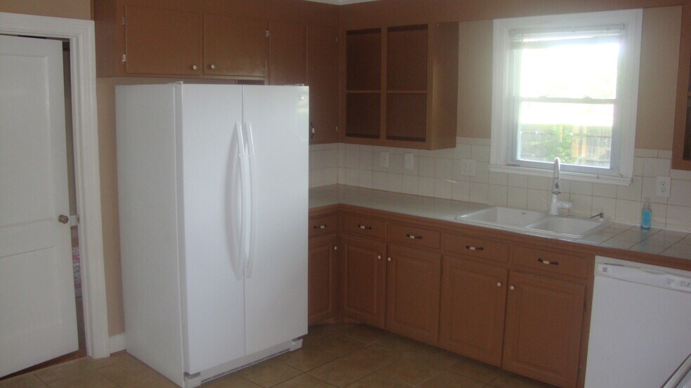 kitchen refrigerator - 1500 Meads Rd